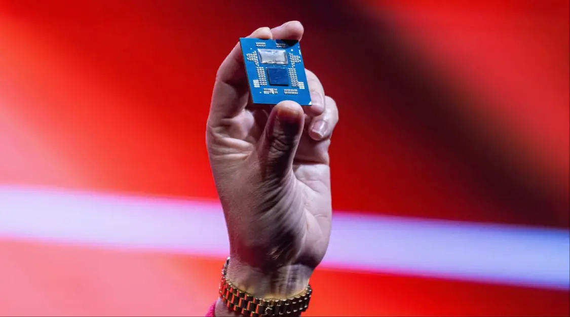 AMD CEO苏姿丰手举一颗AI芯片