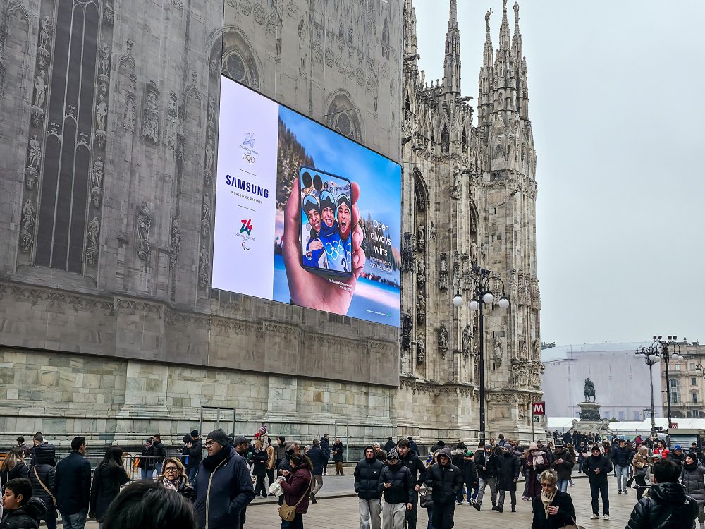 位于米兰大教堂（Duomo di Milano）的三星户外广告