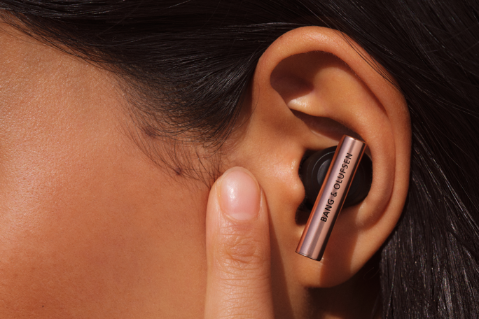 以暖金柔光 续写可穿戴之声 BANG & OLUFSEN 推出 Beo Grace 全新配色蜂蜜金