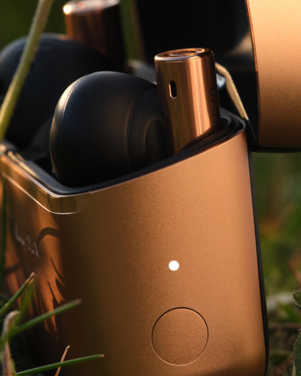 以暖金柔光 续写可穿戴之声 BANG & OLUFSEN 推出 Beo Grace 全新配色蜂蜜金