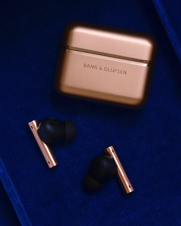 以暖金柔光 续写可穿戴之声 BANG & OLUFSEN 推出 Beo Grace 全新配色蜂蜜金